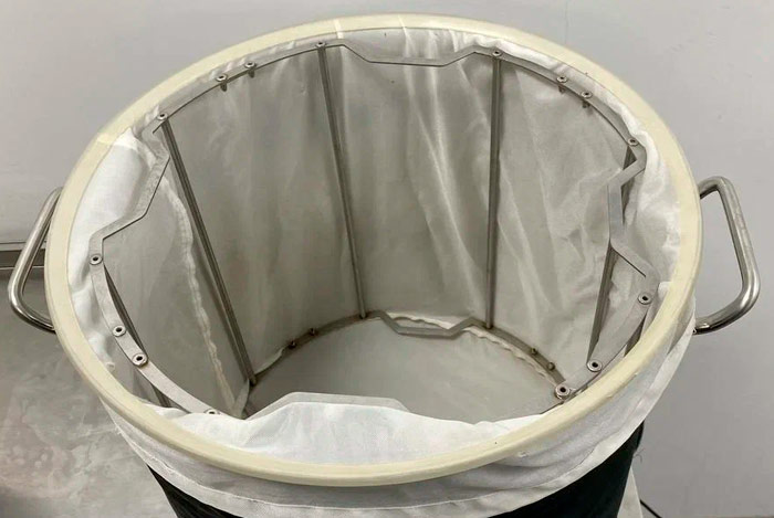 Устанавливаем силиконовое кольцо на бак